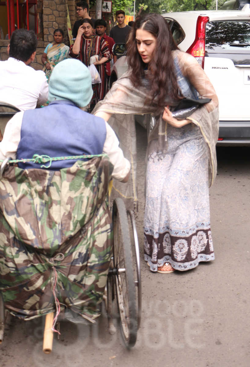 Sara Ali Khan help beggar
