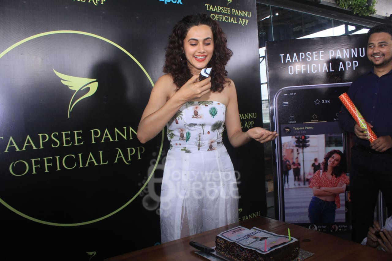 taapsee pannu mobile app pics