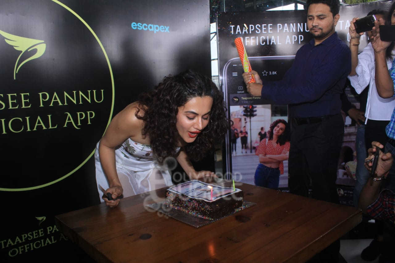 taapsee pannu mobile app pics