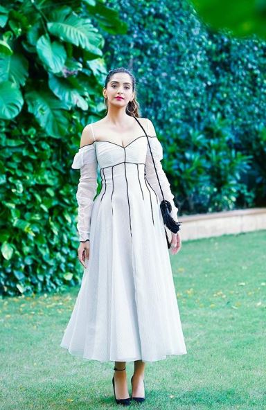 Cannes 2017: Sonam Kapoor in Elie Saab dress looks like a fashion goddess –  India TV