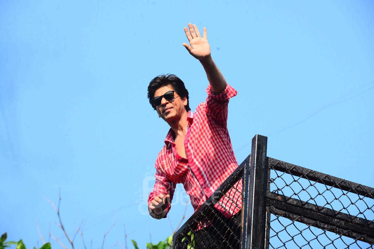 How to describe Shahrukh Khan's signature pose in words - Quora