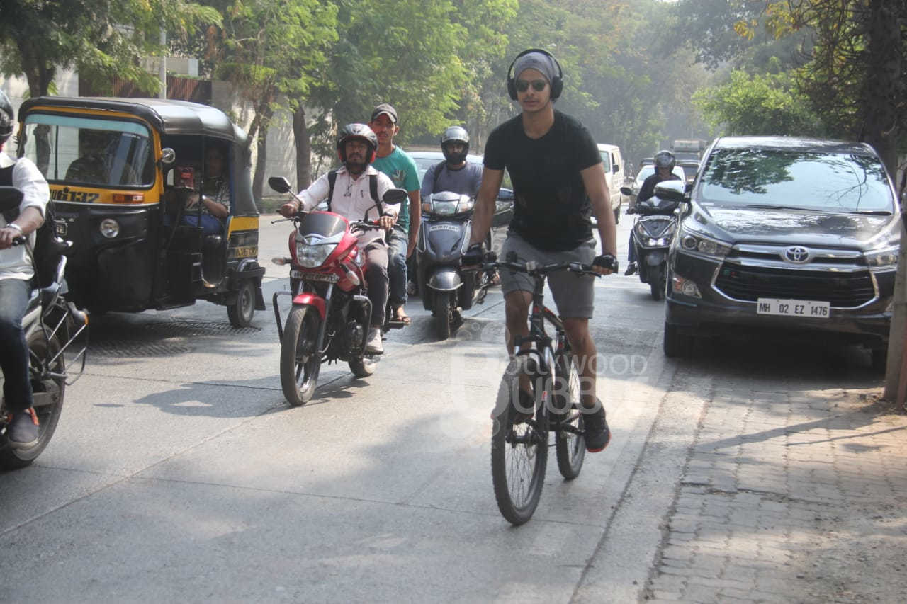 pics ishaan cycle mumbai street