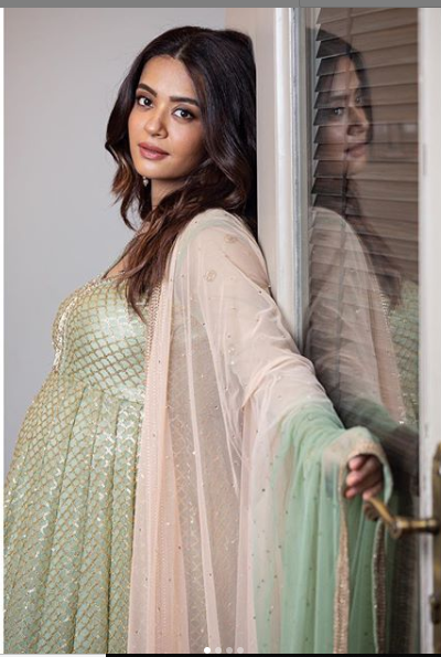 Surveen Chawla pregnancy photoshoot