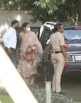 Deepika arrives without Ranveer Singh