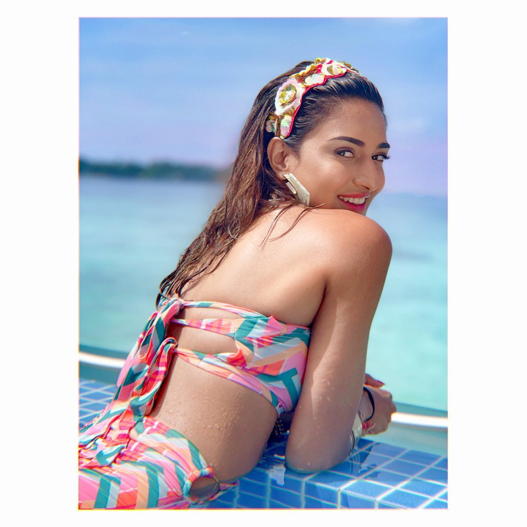 1080px x 1080px - Erica Fernandes looks smouldering hot in a bikini; Check out her sizzling  throwback PICS from Maldives trip