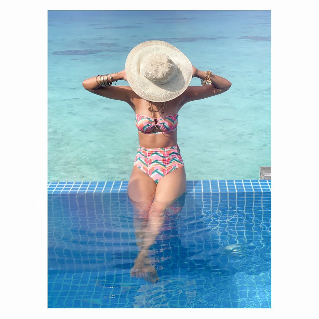 Sara Ali Khan dons neon bikini on her Maldives vacay; flaunts her  super-toned back