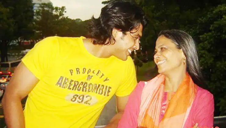 late actor sidharth shukla pic with mother Rita Shukla, 