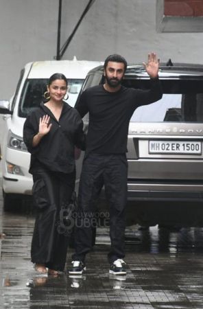 Alia Bhatt and Ranbir Kapoor spotted at Dharma office twinning in black  outfits, Photos