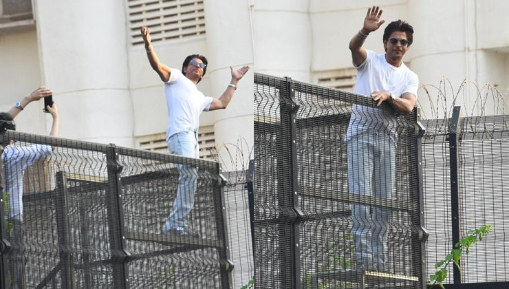 Shah Rukh Khan does his iconic pose as Pathaan's trailer plays at the Burj  Khalifa | Filmfare.com