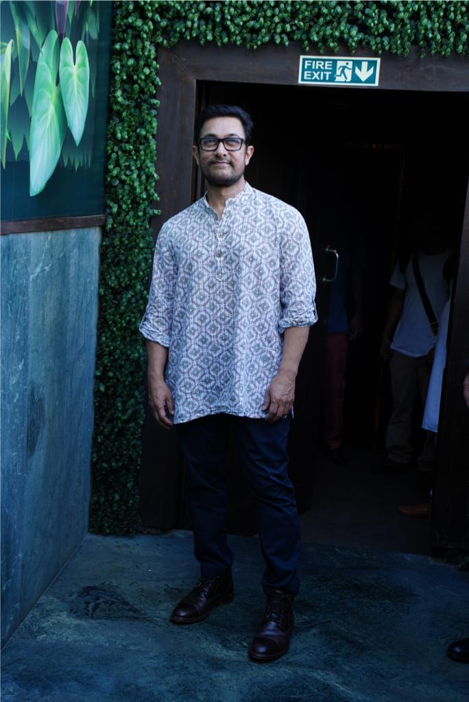 Aamir-poses-for-the-paps