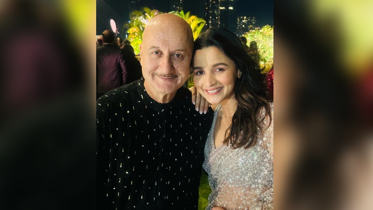 alia bhatt ohoto, anupam kher calls alia bhatt born actress, alia bhatt poses with anupam kher,