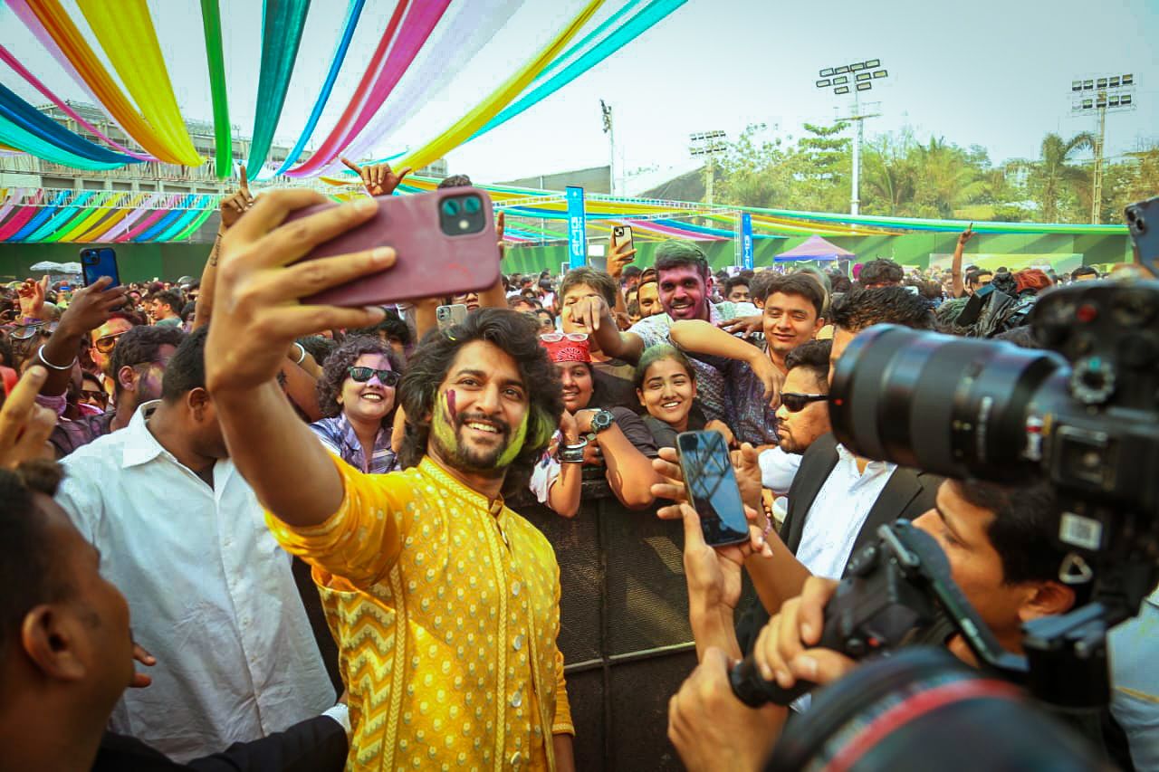 Nani-clicks-selfies-with-fans