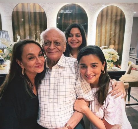 Alia-Bhatt-with-her-family