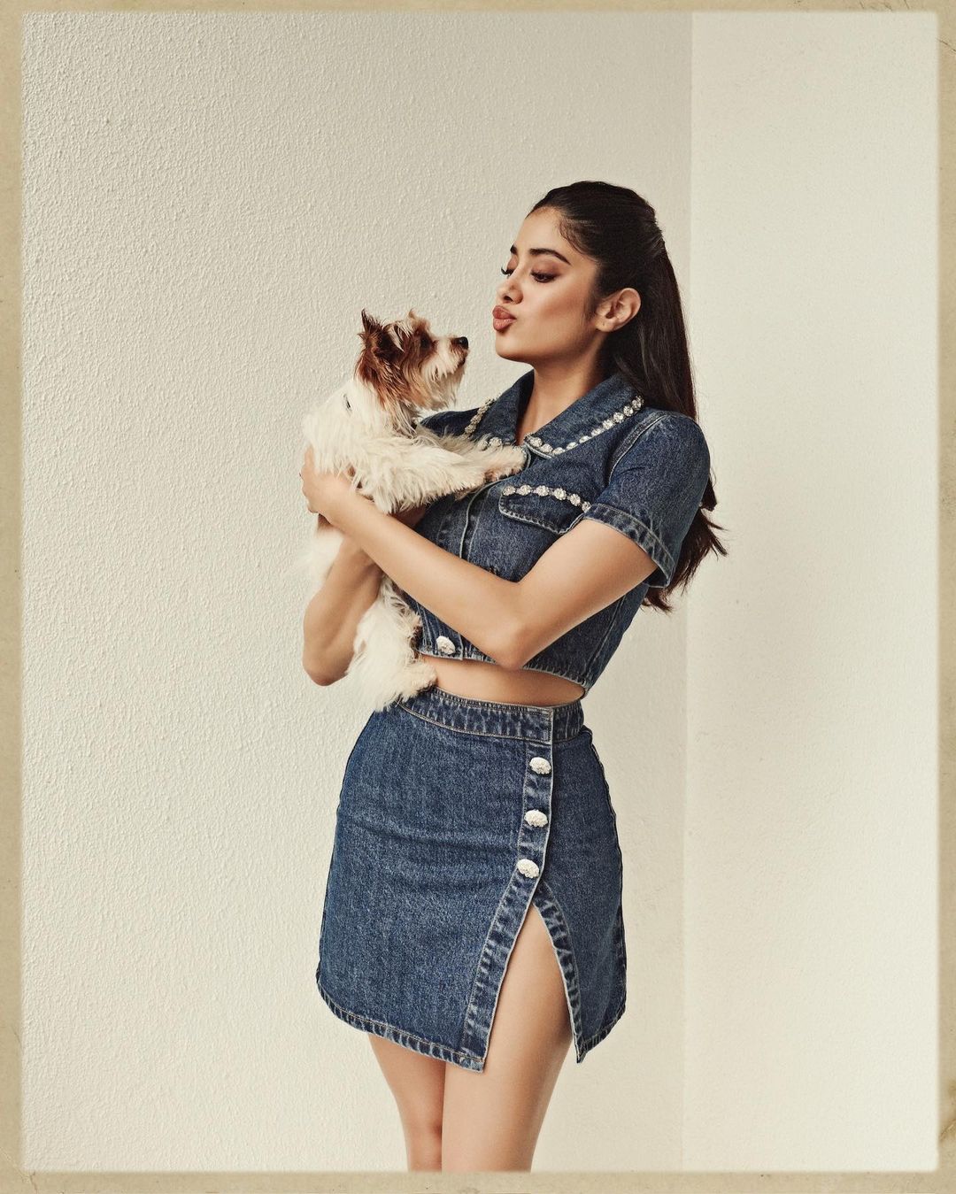 Janhvi Kapoor looks beautiful in a denim crop top