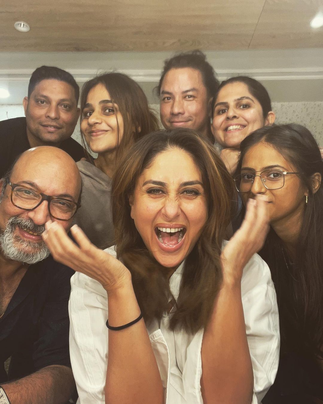 Kareena Kapoor Khan With The Crew Members 