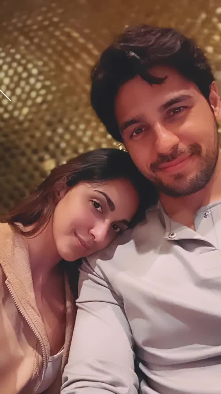 Kiara Advani cute selfie with Sidharth Malhotra at the airport