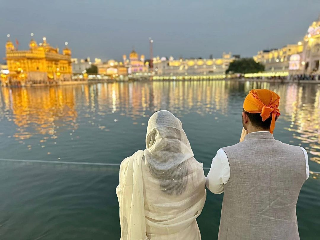 Parineeti-Chopra-and-Raghav-Chadha-visit-Golden-Temple