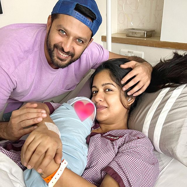 Vatsal-Sheth-and-Ishita-Dutt-with-their-son