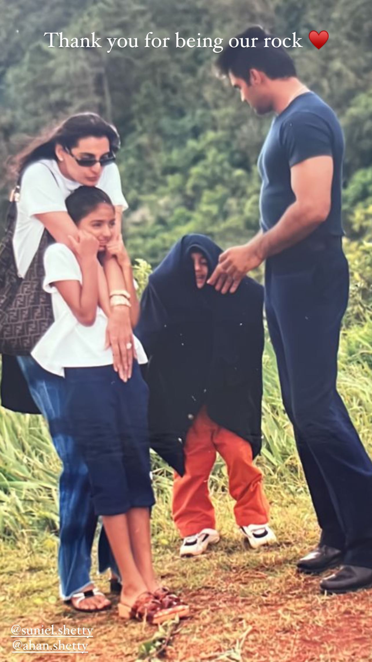 Athiya Shetty drops a family pic