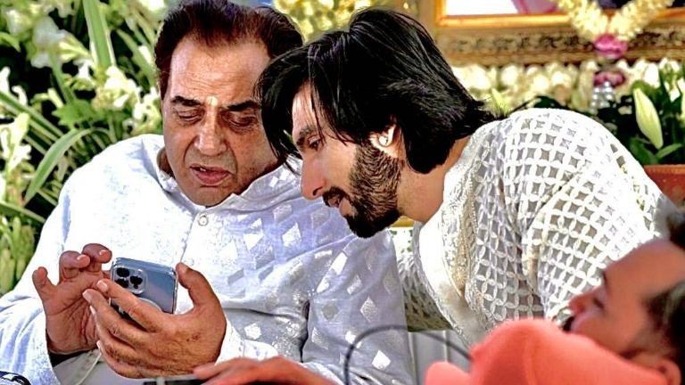 Dharmendra-is-caught-in-a-candid-moment-with-Ranveer-Singh