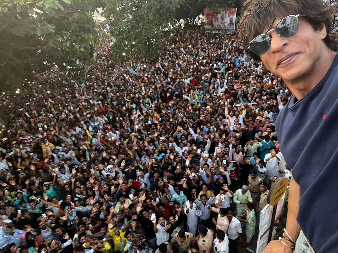 Shah Rukh Khan with fans