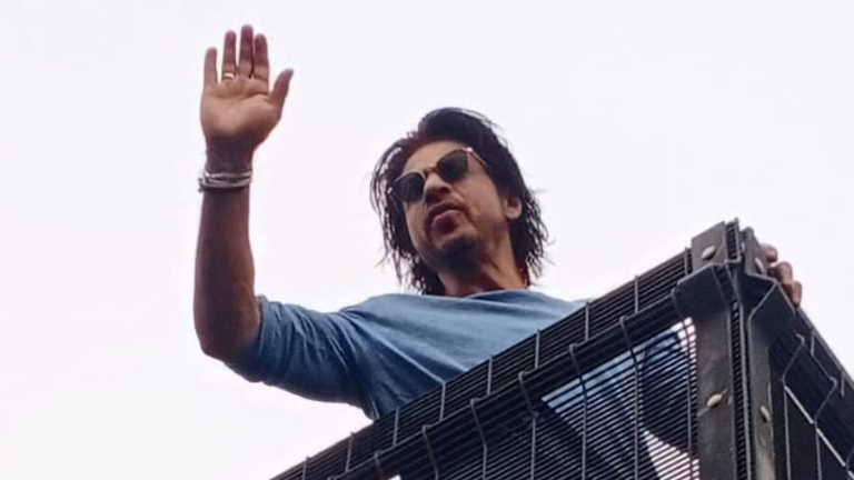 shah rukh khan outside mannat,