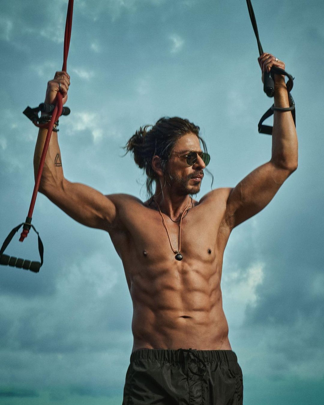 Shah Rukh Khan poses shirtless