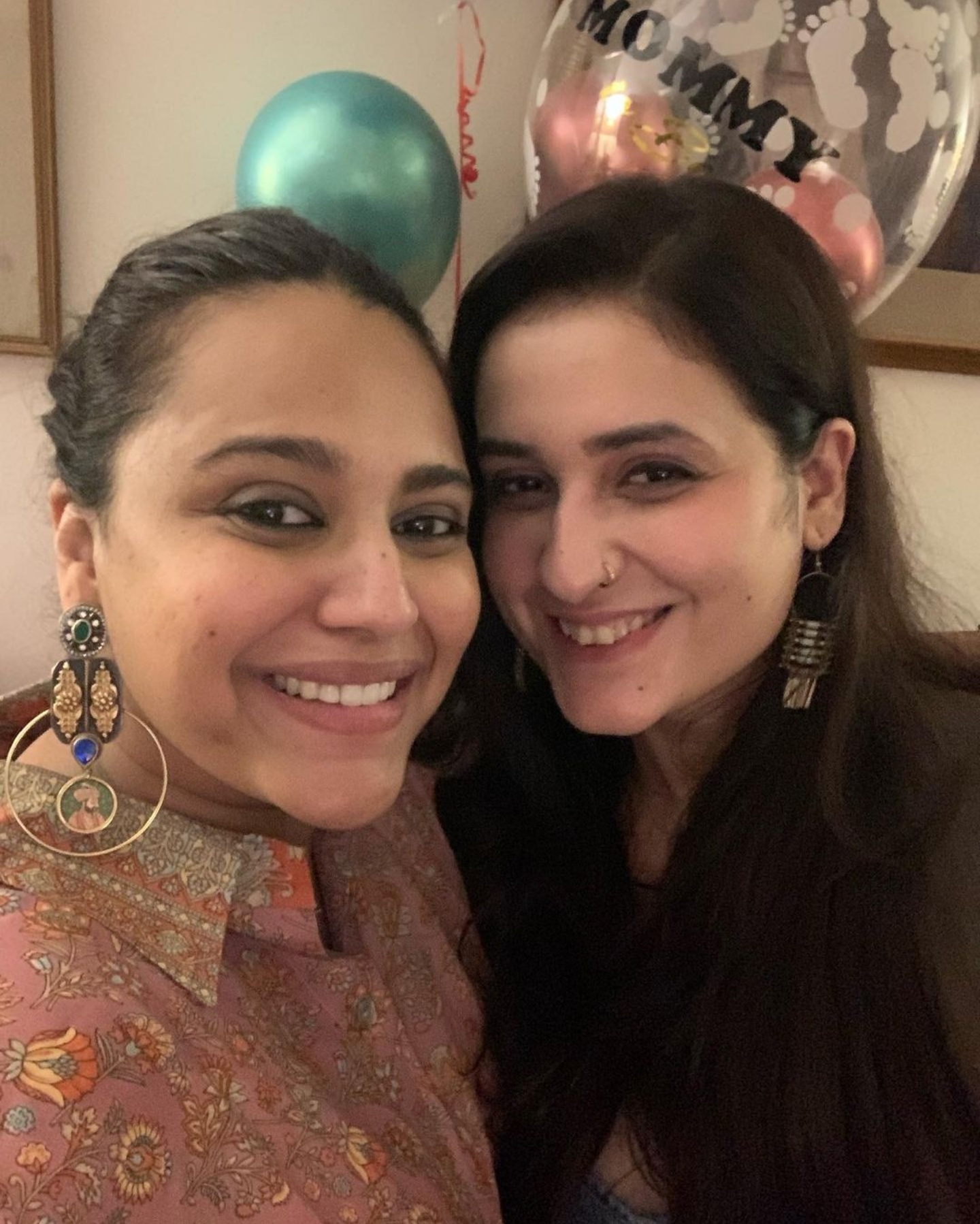 Swara Bhasker flasher her smile with her friend