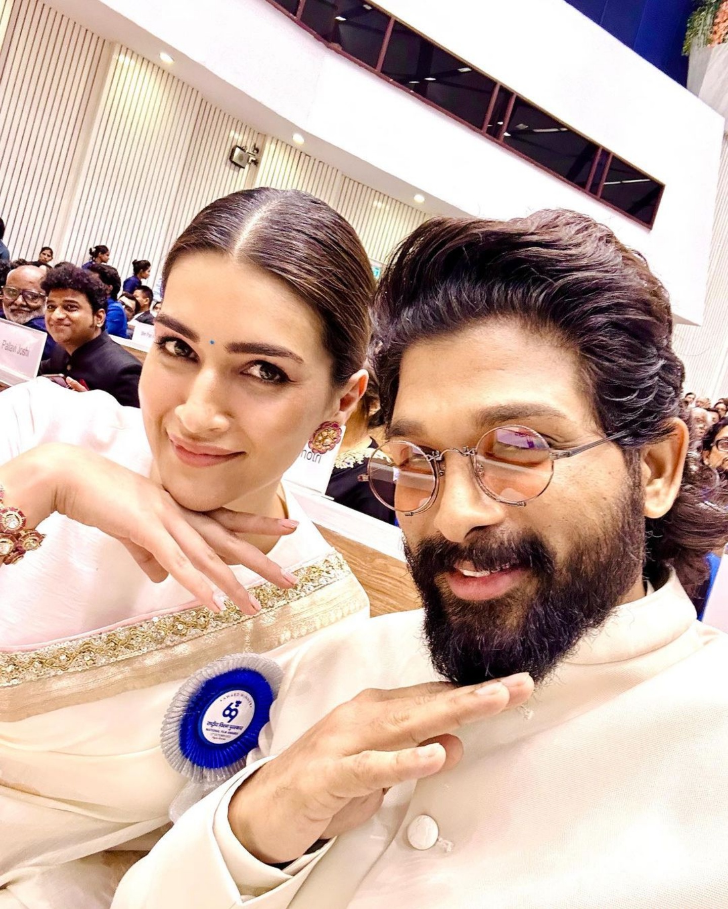 Kriti Sanon and Allu Arjun-create-Pushpa-pose-at-the-National-Awards