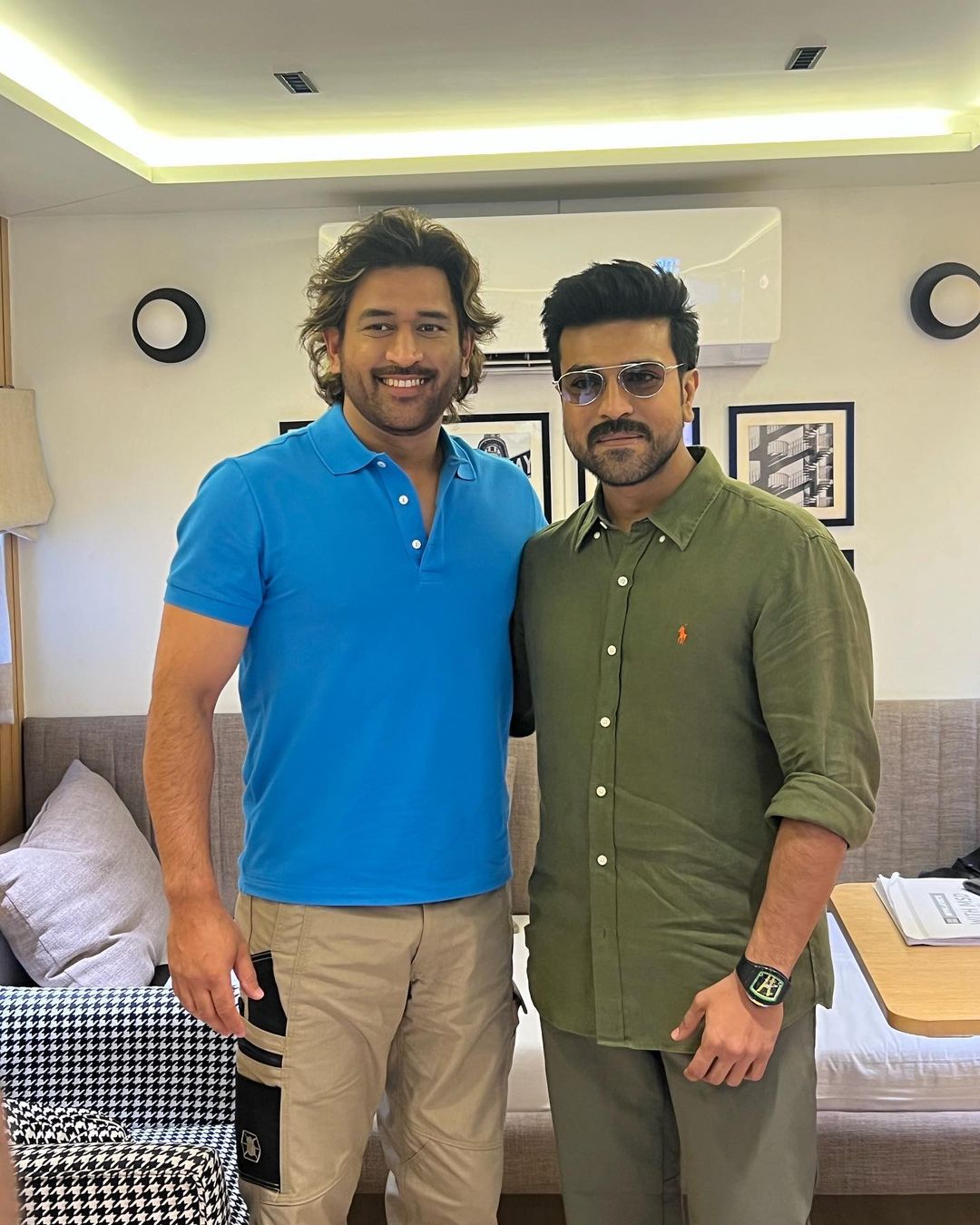 Ram Charan and Dhoni come together for a pic
