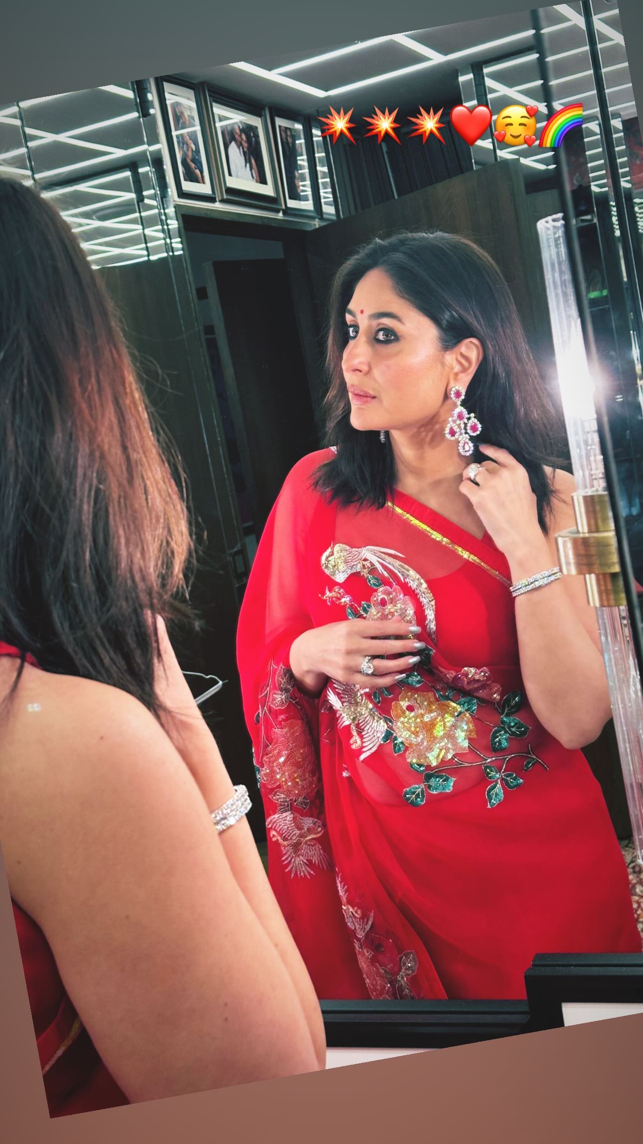 Kareena Kapoor looks glamorous in red saree