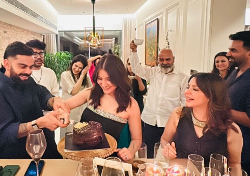 Anushka and Virat cut the wedding anniversary cake