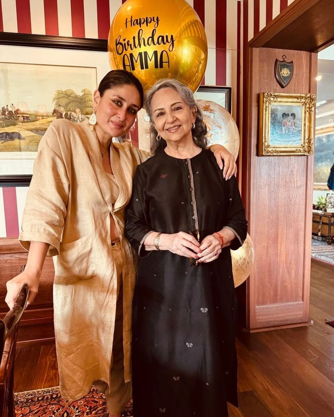 Kareena poses with mother-in-law