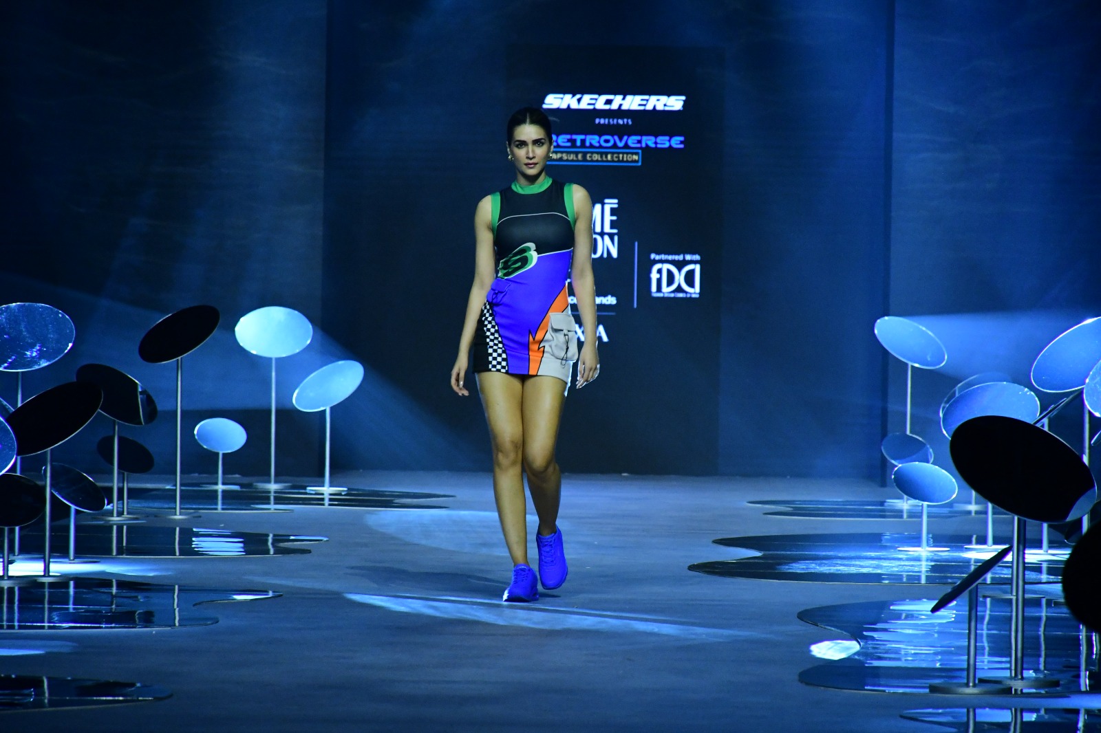 lakme fashion week kriti sanon turns showstopper for skechers