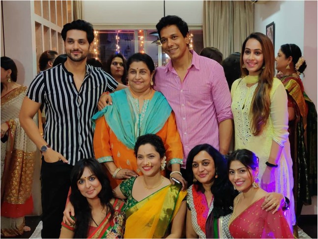 Mahesh Shetty along with the cast of Pavitra Rishta
