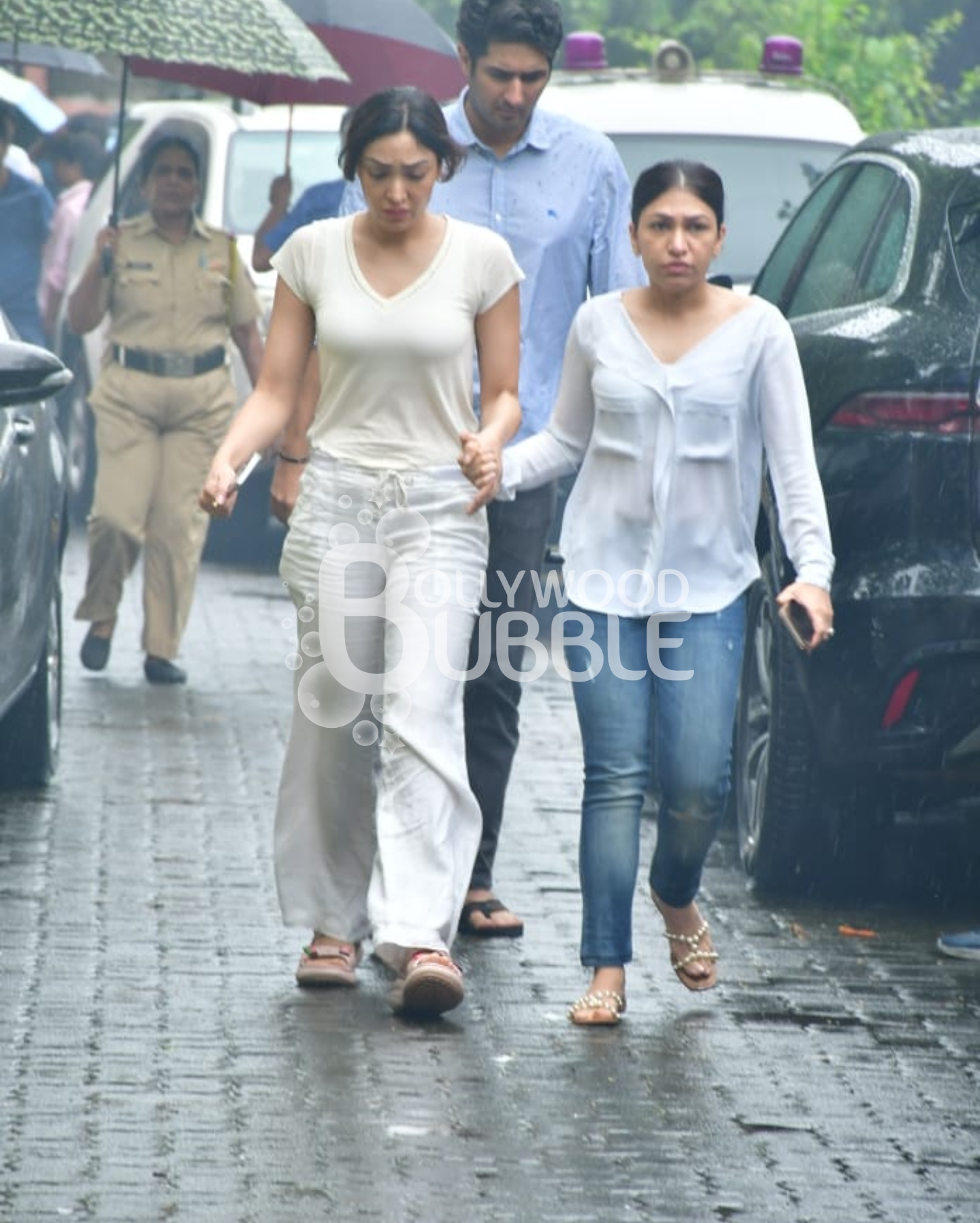 Tulsi Kumar and Khushali Kumar at Tishaa Kumar’s funeral