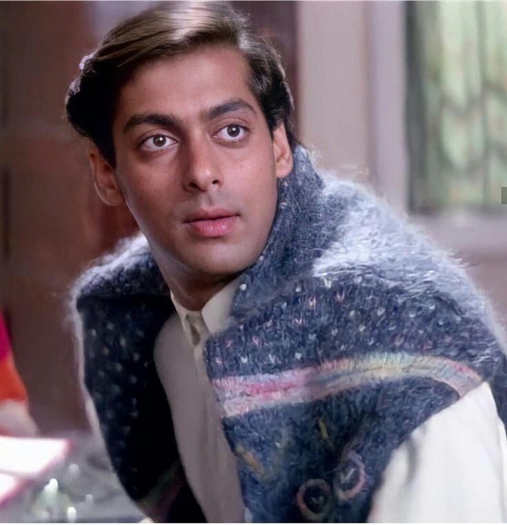 Salman Khan looks dashing in sweater look