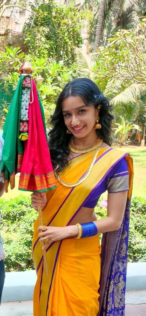 Shraddha-Kapoor-stuns-in-a-nauvari-saree